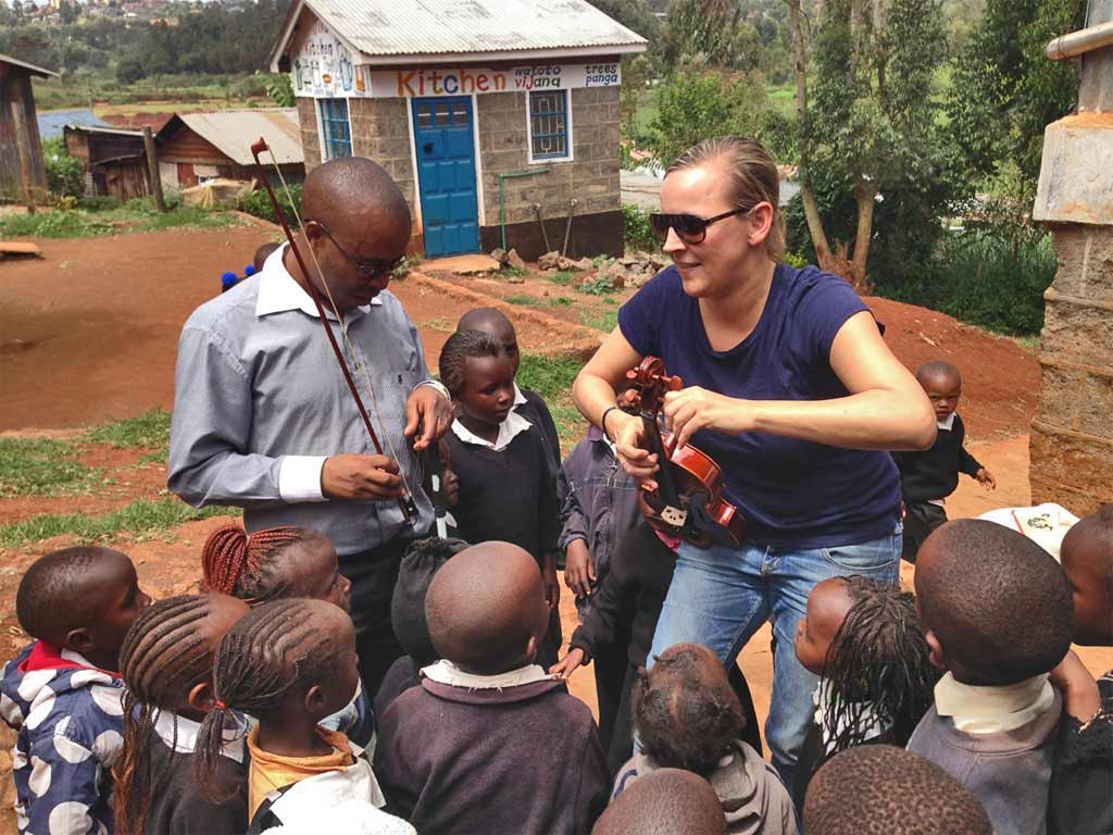 Angelika Bachmann vor Theresias House of hope