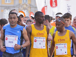 Henry Wanyoike und Joseph Kibunka vor dem Start in Bonn